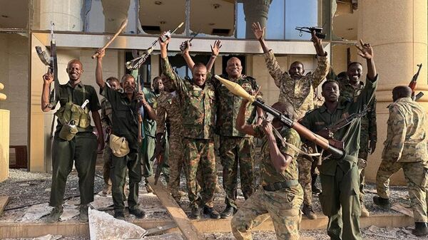 Sudanese Armed Forces soldiers celebrate the takeover of the Republican Palace in Sudan's capital Khartoum on March 21, 2025. - Sputnik Afrique