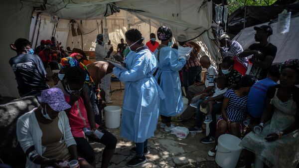 Medical personnel attend patients with cholera symptoms at a clinic run by Doctors Without Borders in Port-au-Prince, Haiti, Thursday, Oct. 27, 2022. - Sputnik Afrique