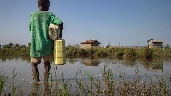 An African child with a water can. - Sputnik Africa