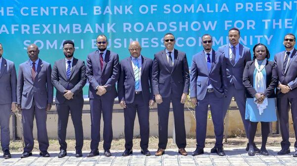 Afreximbank and Somalia government officials pose for a photo during the Bank’s official visit to the country. - Sputnik Africa