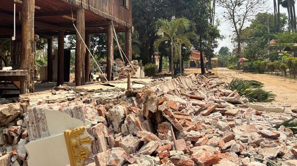 Un monastère endommagé après un tremblement de terre, le vendredi 28 mars 2025 à Naypyidaw, au Myanmar. (AP Photo/Aung Shine Oo) - Sputnik Afrique
