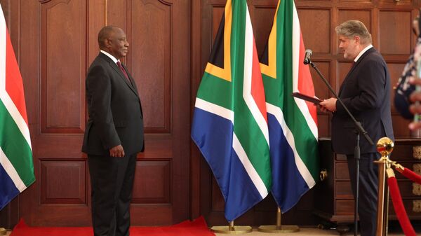 L'ambassadeur russe en Afrique du Sud Roman Ambarov présente ses lettres de créance au Président Cyril Ramaphosa, le 27 mars 2025 - Sputnik Afrique