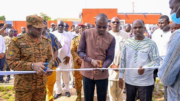 Le Premier ministre burkinabè, Rimtalba Jean Emmanuel Ouédraogo, lance à Ouagadougou les activités de la nouvelle société d’État dénommée Faso Kosam, le 27 mars 2025 - Sputnik Afrique