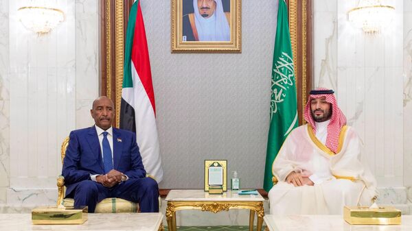 Le président du Conseil de souveraineté de transition du pays accueilli par le prince Saoud ben Micha'al, le 28 mars 2025 - Sputnik Afrique
