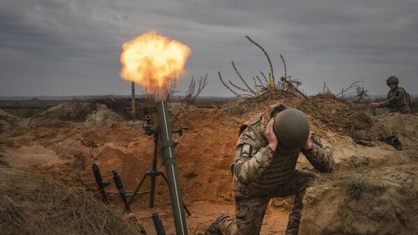 Des soldats ukrainiens effectuent un tir  - Sputnik Africa