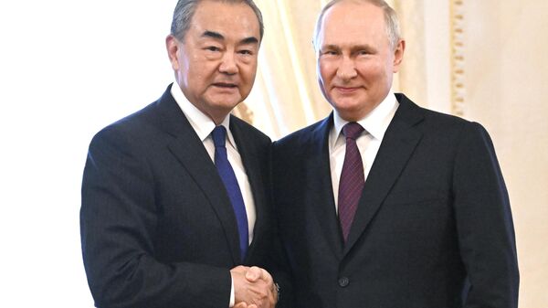 Vladimir Poutine s'entretient avec le ministre chinois des Affaires étrangères Wang Yi - Sputnik Afrique
