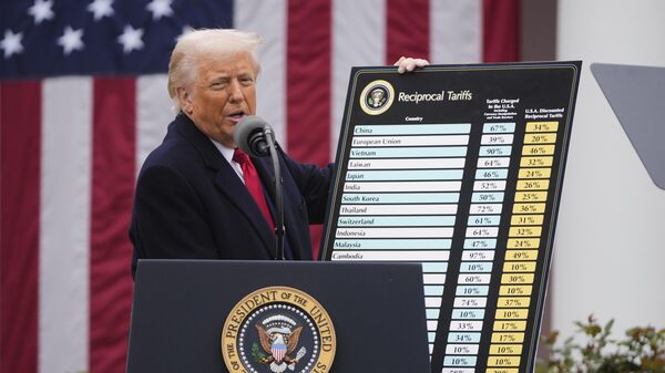 Le Président Donald Trump s'exprime lors de l'annonce de nouveaux tarifs douaniers à Maison-Blanche, le 2 avril 2025 - Sputnik Afrique