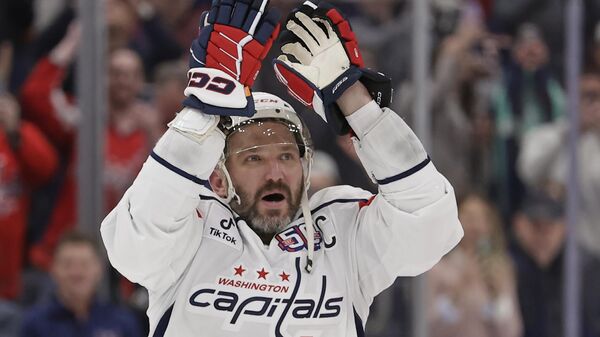L'ailier gauche des Capitals de Washington, Alex Ovechkin, célèbre après avoir marqué son 895e but en carrière lors de la deuxième période d'un match de hockey de la LNH contre les Islanders de New York à Elmont, New York, le dimanche 6 avril 2025. (AP Photo/Adam Hunger) - Sputnik Afrique