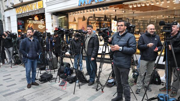 Des journalistes attendent devant le consulat général de Russie à Istanbul pendant le 2e volet des entretiens Russie-USA - Sputnik Afrique