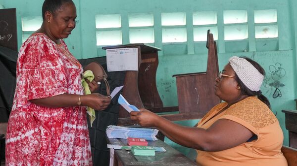 ARCHIVES - Une femme vote lors d'un référendum sur l'adoption d'une nouvelle constitution, à Libreville, au Gabon, le 16 novembre 2024. (AP Photo/Betines Makosso, Archives) - Sputnik Afrique