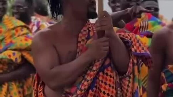 Une foule de Ghanéens vêtus de tenues traditionnelles de kente circule sur le Web - Sputnik Afrique