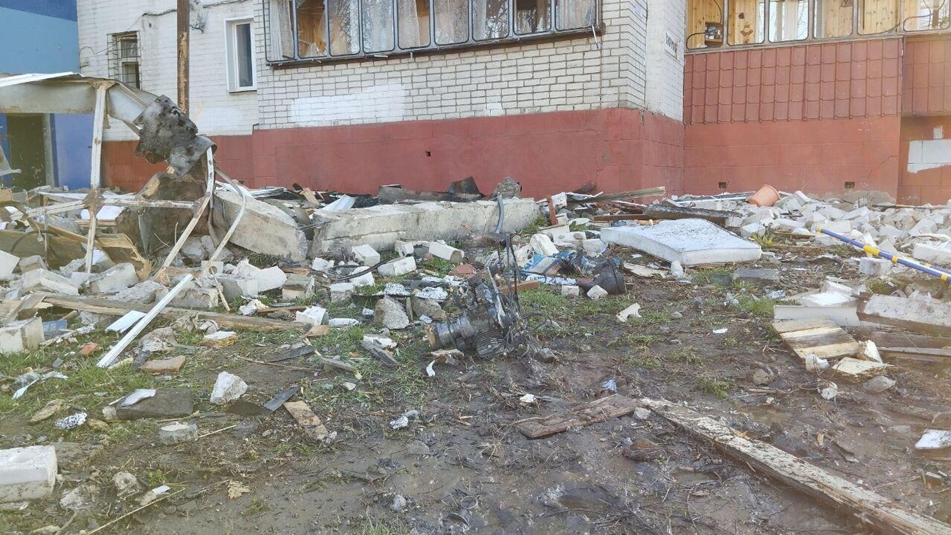 Le drone ukrainien qui a touché un immeuble dans la ville russe de Koursk cette nuit transportait une charge contenant des éléments destructeurs, selon les autorités de la région Le drone ukrainien qui a touché un immeuble dans la ville russe de Koursk cette nuit transportait une charge contenant des éléments destructeurs, selon les autorités de la région - Sputnik Afrique, 1920, 15.04.2025