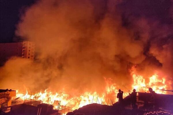 Incendie majeur dans des entrepôts de transformation du bois en Égypte Incendie majeur dans des entrepôts de transformation du bois en Égypte - Sputnik Afrique