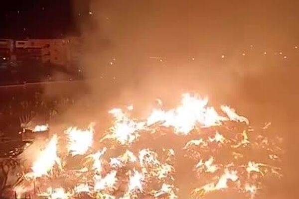 Incendie majeur dans des entrepôts de transformation du bois en Égypte Incendie majeur dans des entrepôts de transformation du bois en Égypte - Sputnik Afrique