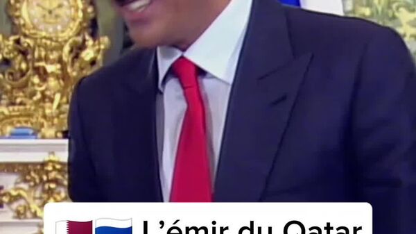 Un costume et une cravate rouge: l'émir du Qatar change de look pour rencontrer Poutine à Moscou - Sputnik Afrique
