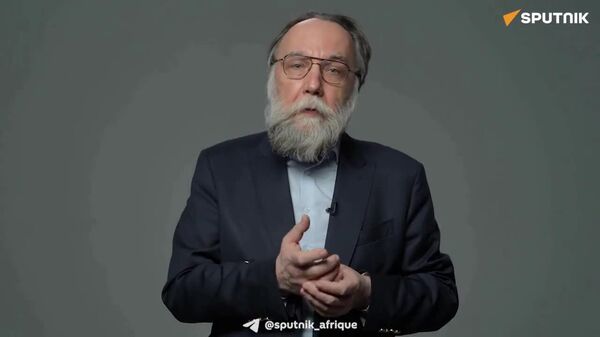 Message à Trump: La victoire de la Russie sur l’Ukraine est NON NÉGOCIABLE: Alexandre Douguine en version IA - Sputnik Afrique
