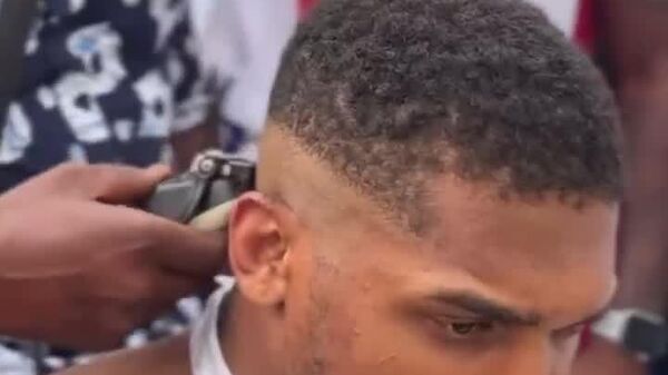 Le célèbre boxeur Anthony Joshua se paie une nouvelle coupe chez… un coiffeur de rue de Lagos! - Sputnik Afrique