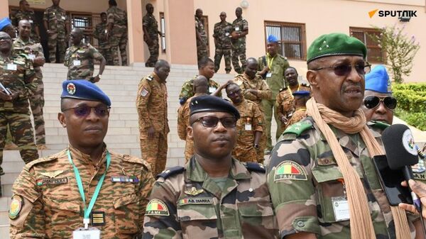 Les chefs d’État-major des Armées de l’Air de l’AES visitent l’École de Guerre du Mali - Sputnik Afrique