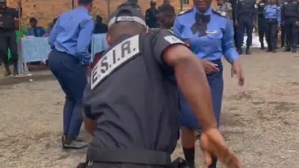 ▶ Des agents de police au Cameroun improvisent un concours de danse - Sputnik Afrique
