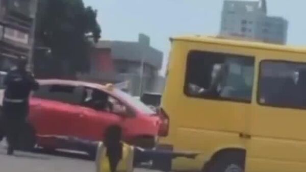 Un grand écart d’un contrôleur routier à Kinshasa, capitale de la RDC - Sputnik Afrique