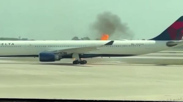 ▶ Un Airbus A330 a pris feu dans un aéroport US - Sputnik Afrique