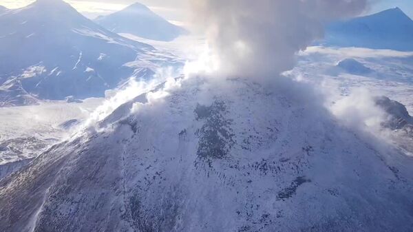 Le volcan Bezymianny du Kamtchatka éjecte une colonne de cendres de neuf kilomètres - Sputnik Afrique