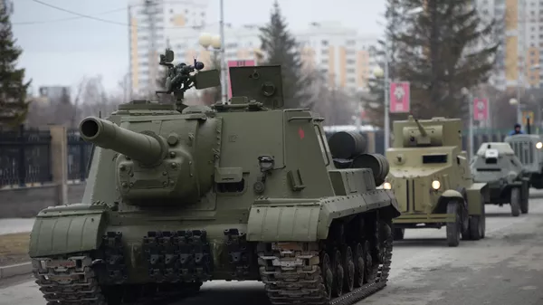 Un canon automoteur ISU-152 lors d'un défilé militaire (archive photo) - Sputnik Afrique