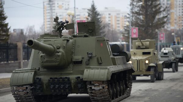 Un canon automoteur ISU-152 lors d'un défilé militaire (archive photo) - Sputnik Afrique