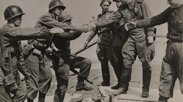 Russian and American troops meeting World War two. - Sputnik Africa