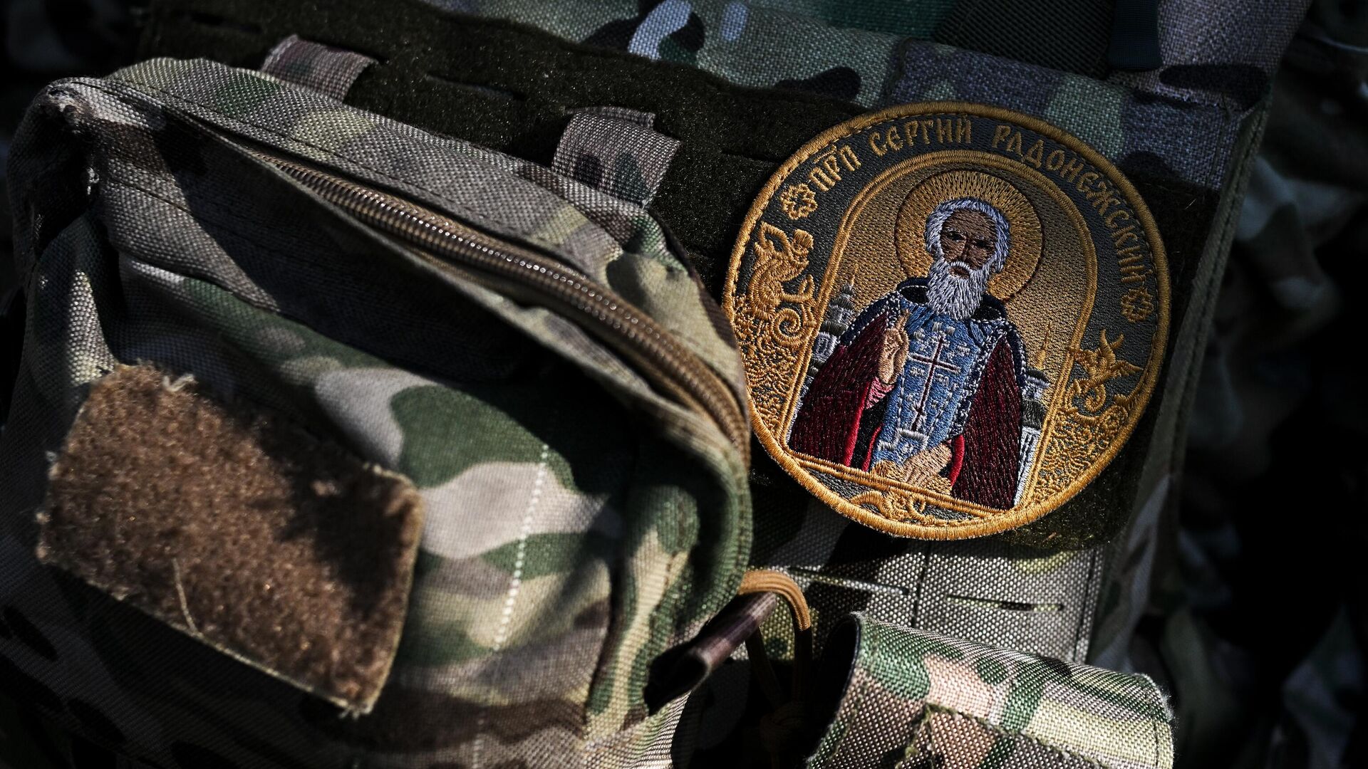 A patch on the uniform of a clergyman during an Easter service for servicemen of the 56th Airborne Assault Brigade of the Airborne Forces of the North Group of Forces in the Kursk Region. A patch on the uniform of a clergyman during an Easter service for servicemen of the 56th Airborne Assault Brigade of the Airborne Forces of the North Group of Forces in the Kursk Region. - Sputnik Africa, 1920, 26.04.2025