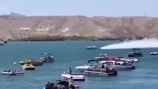 Course vertigineuse: un bateau fait plusieurs tonneaux avant de se crasher dans un lac en Arizona - Sputnik Afrique