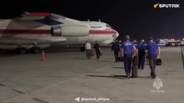 ▶ Les avions russes Be-200 et Il-76 éteignent l'incendie dans le port iranien de Shahid Rajai - Sputnik Afrique