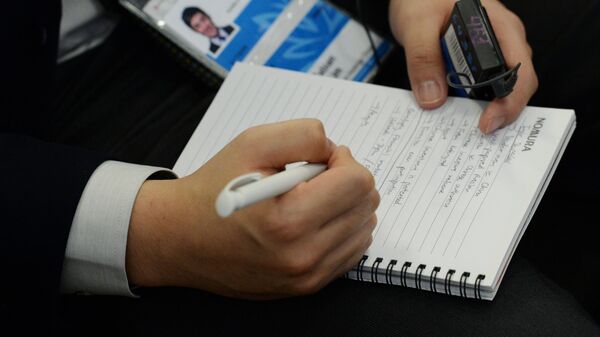 Una main avec un stylo - Sputnik Afrique