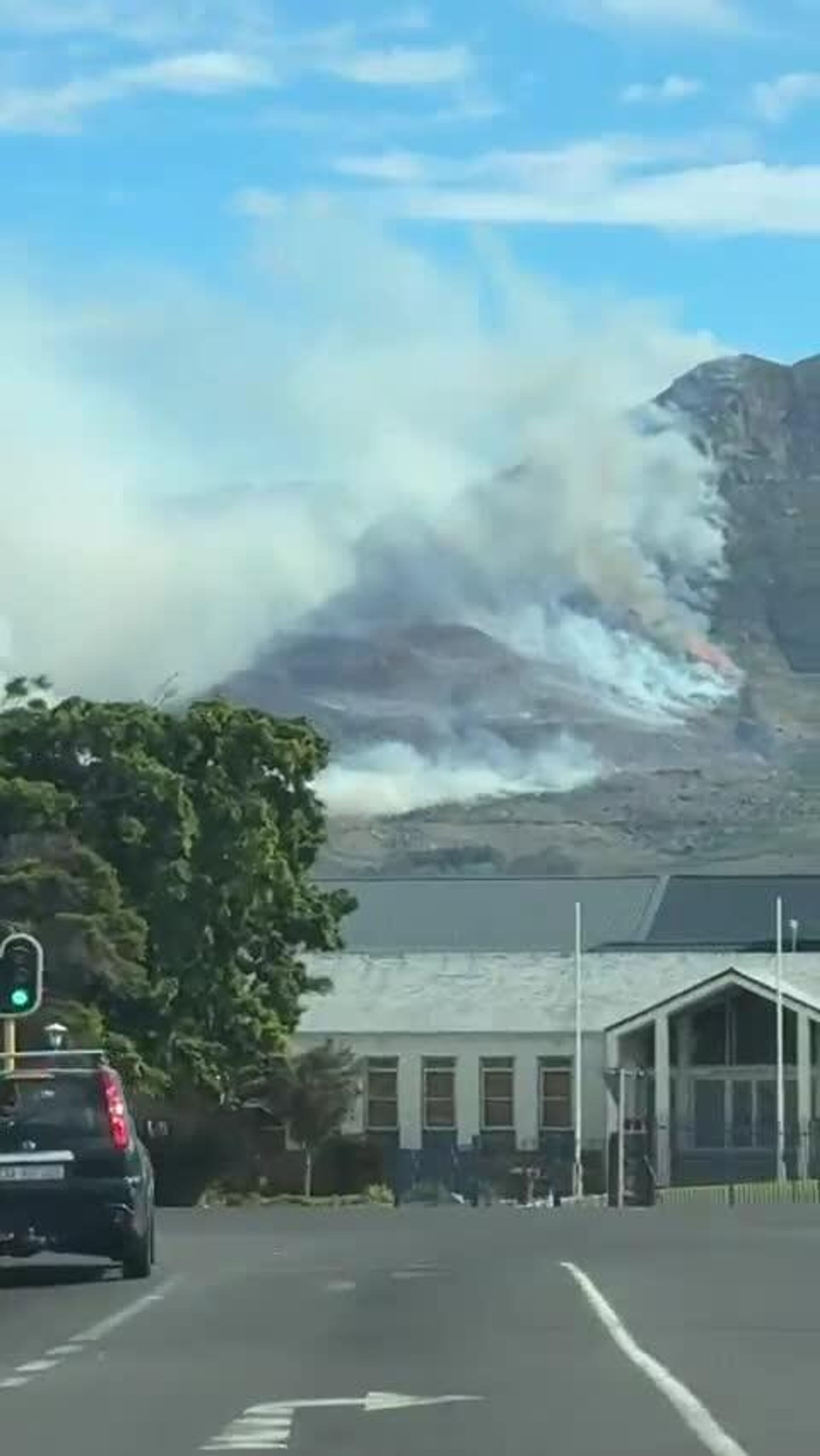 Cape Town Wildfires Force Evacuations, Arson Suspected Cape Town Wildfires Force Evacuations, Arson Suspected - Sputnik Africa, 1920, 29.04.2025