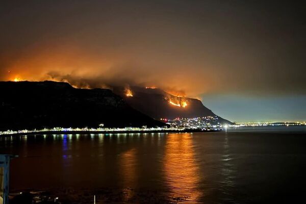 Cape Town Wildfires Force Evacuations, Arson Suspected Cape Town Wildfires Force Evacuations, Arson Suspected - Sputnik Africa