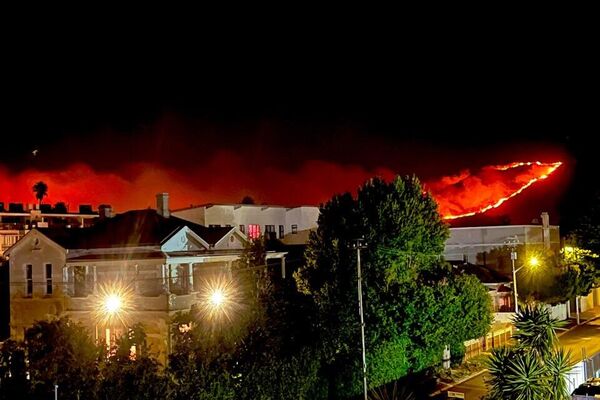 Cape Town Wildfires Force Evacuations, Arson Suspected Cape Town Wildfires Force Evacuations, Arson Suspected - Sputnik Africa