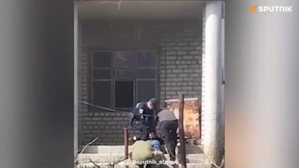 Prison ou armée: les policiers ukrainiens arrêtent des jeunes pour de petits délits et les mettent devant ce choix - Sputnik Afrique