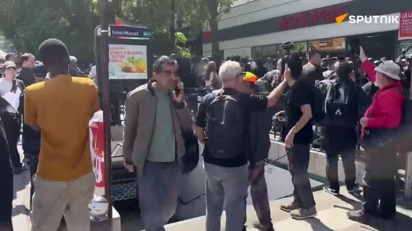 ▶ Heurts entre manifestants et forces de l'ordre lors des manifestations du 1er mai à Paris - Sputnik Afrique