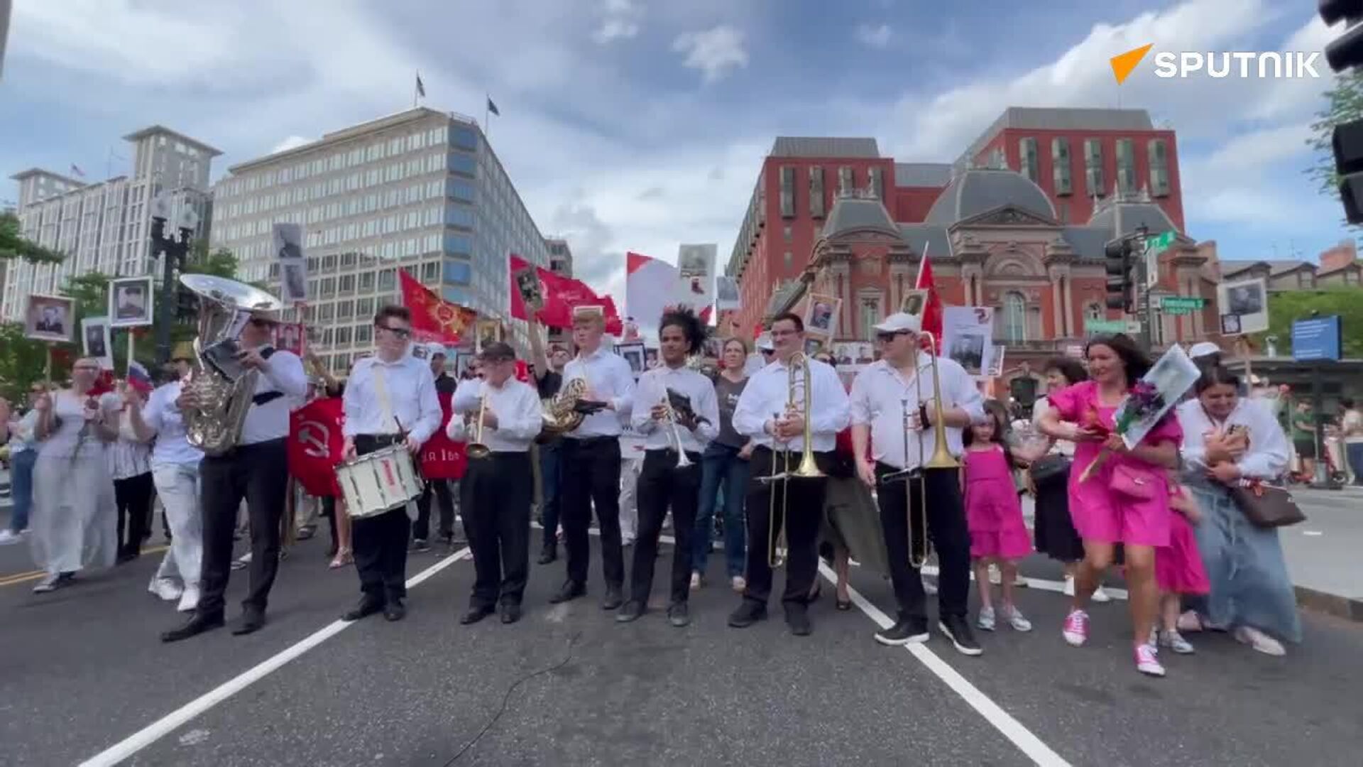 Long-Awaited Tribute: Immortal Regiment Marches Through Washington After Six-Year Break Long-Awaited Tribute: Immortal Regiment Marches Through Washington After Six-Year Break - Sputnik Africa, 1920, 04.05.2025