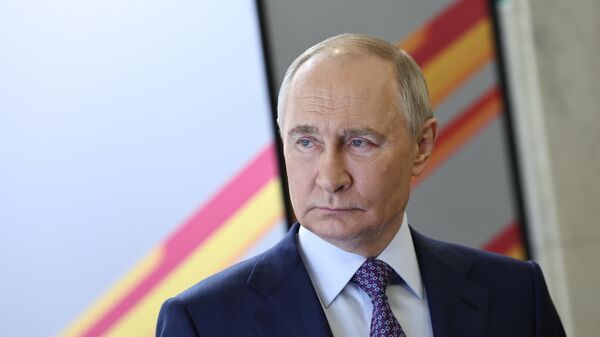 Russian President Vladimir Putin inspects an exhibition at the Central Museum of the Great Patriotic War of 1941-1945 on Poklonnaya Gora in Moscow. - Sputnik Africa