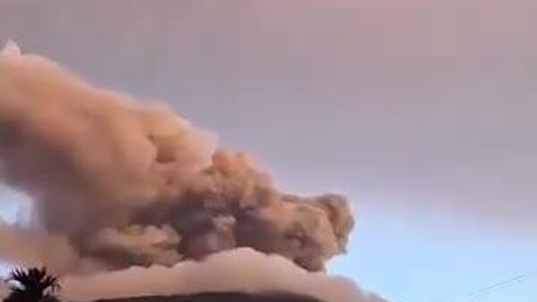 #viral| Indonesia's Volcano Merapi Has Erupted Every Month This Year, Displaying Spectacular Smoke Plumes - Sputnik Africa