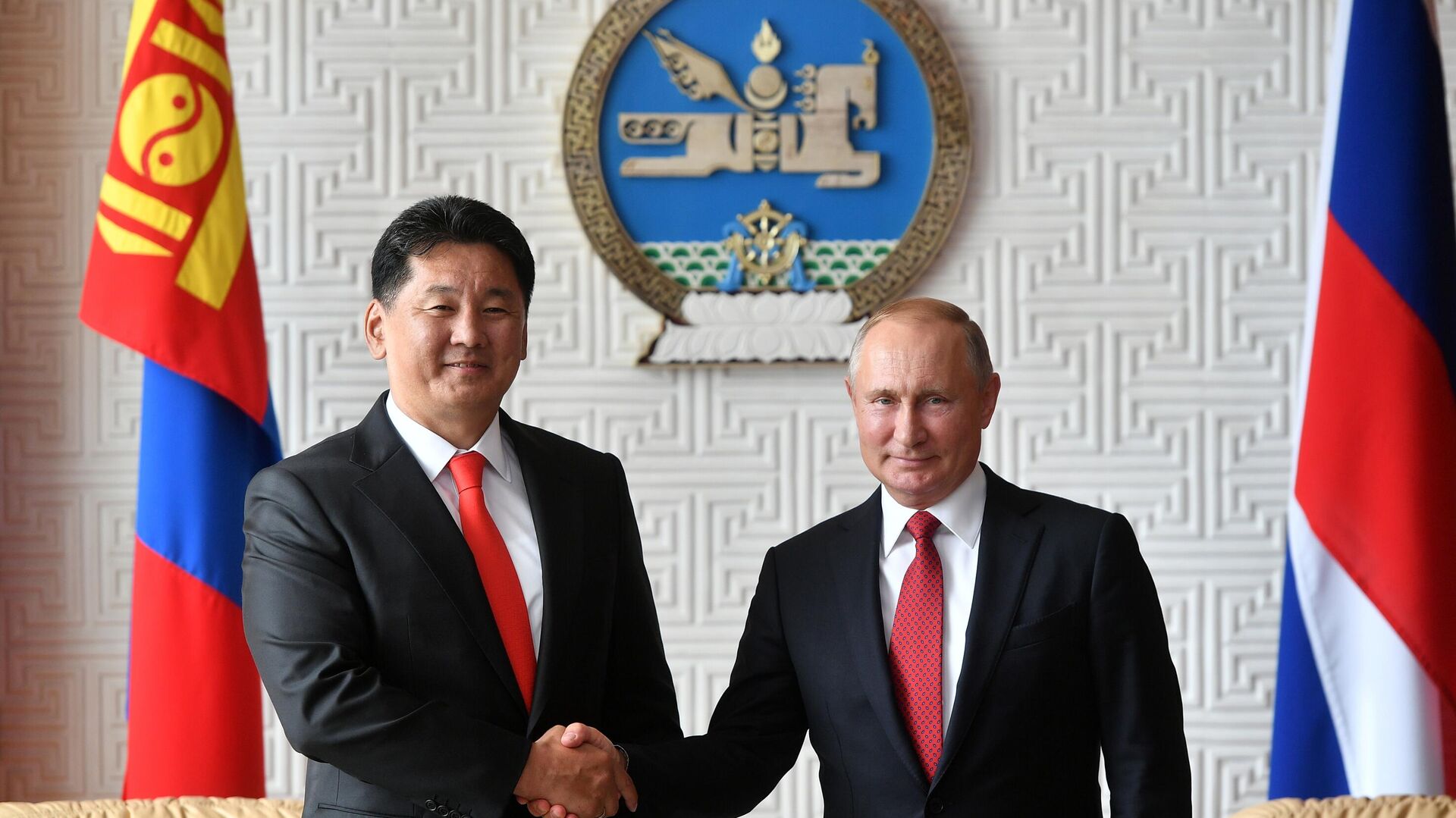 Russian President Vladimir Putin, left, and Mongolian Prime Minister Ukhnaagiin Khurelsukha meet at the State Palace in Ulaanbaatar, Mongolia. Sept. 3, 2019.  - Sputnik Africa, 1920, 05.05.2025