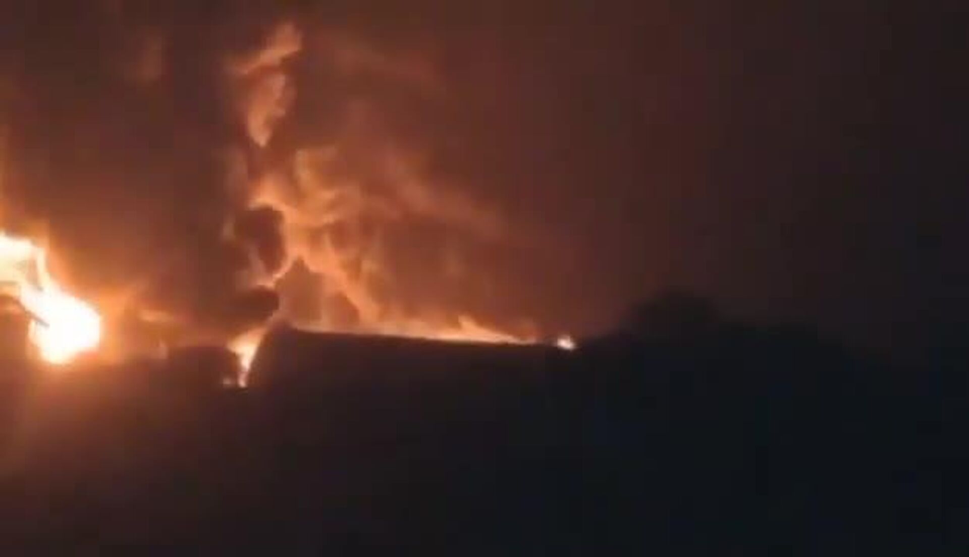 Israeli Air Force Strikes Yemeni Port Israeli Air Force Strikes Yemeni Port - Sputnik Africa, 1920, 05.05.2025
