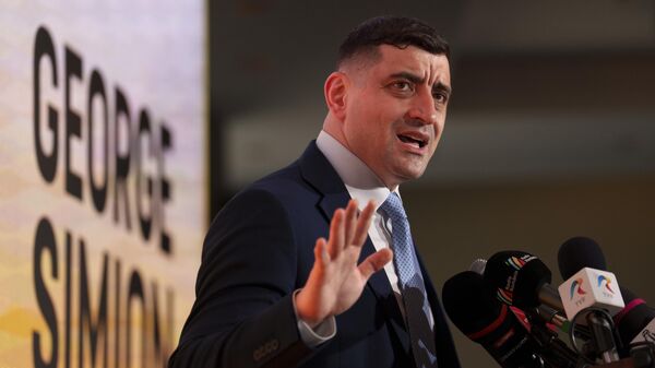 George Simion, le chef du parti l'Alliance pour l'Union des Roumains (AUR), s'exprime à Bucarest, en Roumanie, le vendredi 14 mars 2025, après avoir déposé sa candidature pour participer à la reprise de l'élection présidentielle du pays en mai - Sputnik Afrique