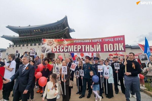 Seoul Hosts Record-Breaking 'Immortal Regiment' March for Victory Day Seoul Hosts Record-Breaking 'Immortal Regiment' March for Victory Day - Sputnik Africa