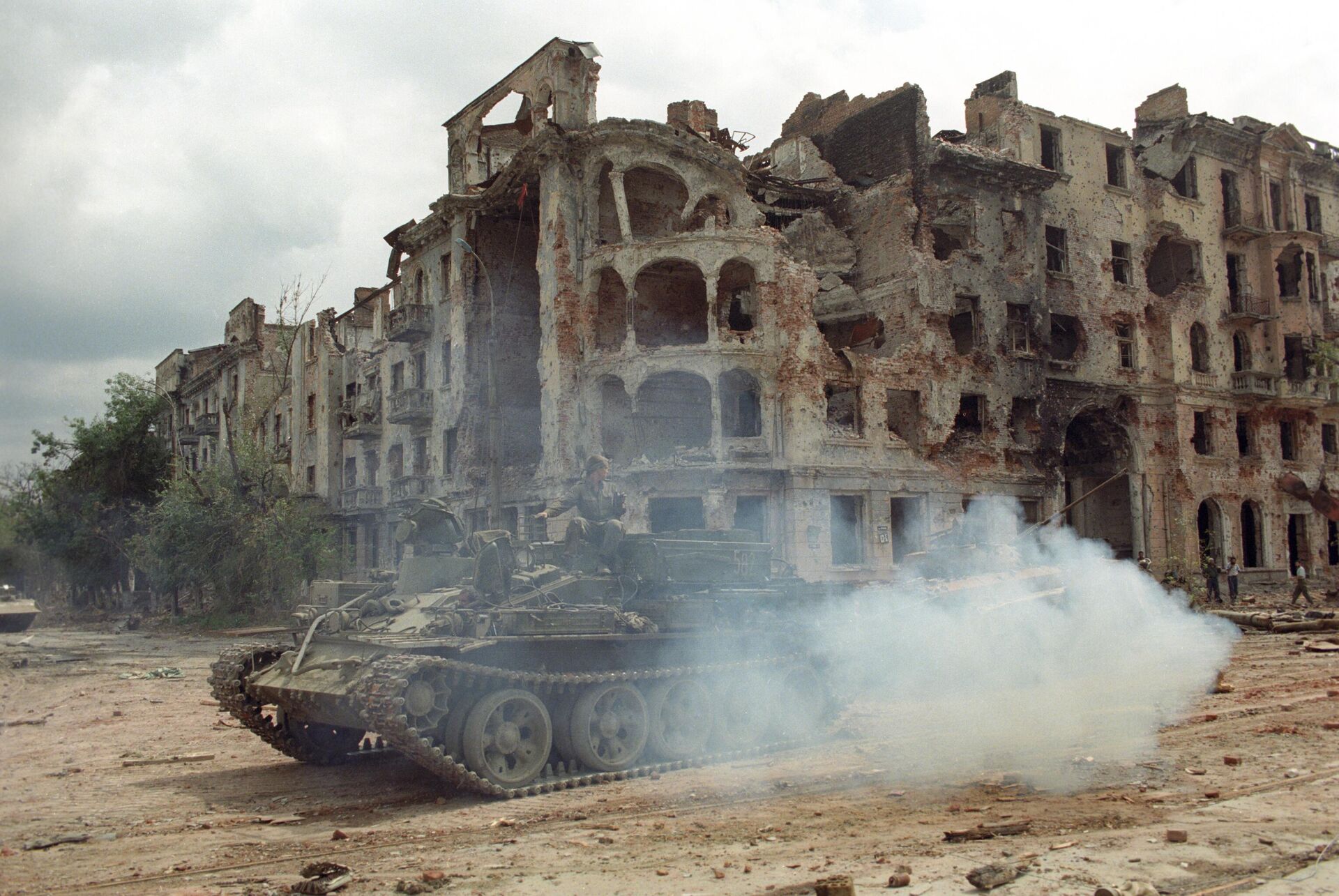Military operations in Grozny, August 1996. Armored vehicles of the Russian Interior Troops near destroyed houses in the city center. Military operations in Grozny, August 1996. Armored vehicles of the Russian Interior Troops near destroyed houses in the city center. - Sputnik Africa, 1920, 07.05.2025