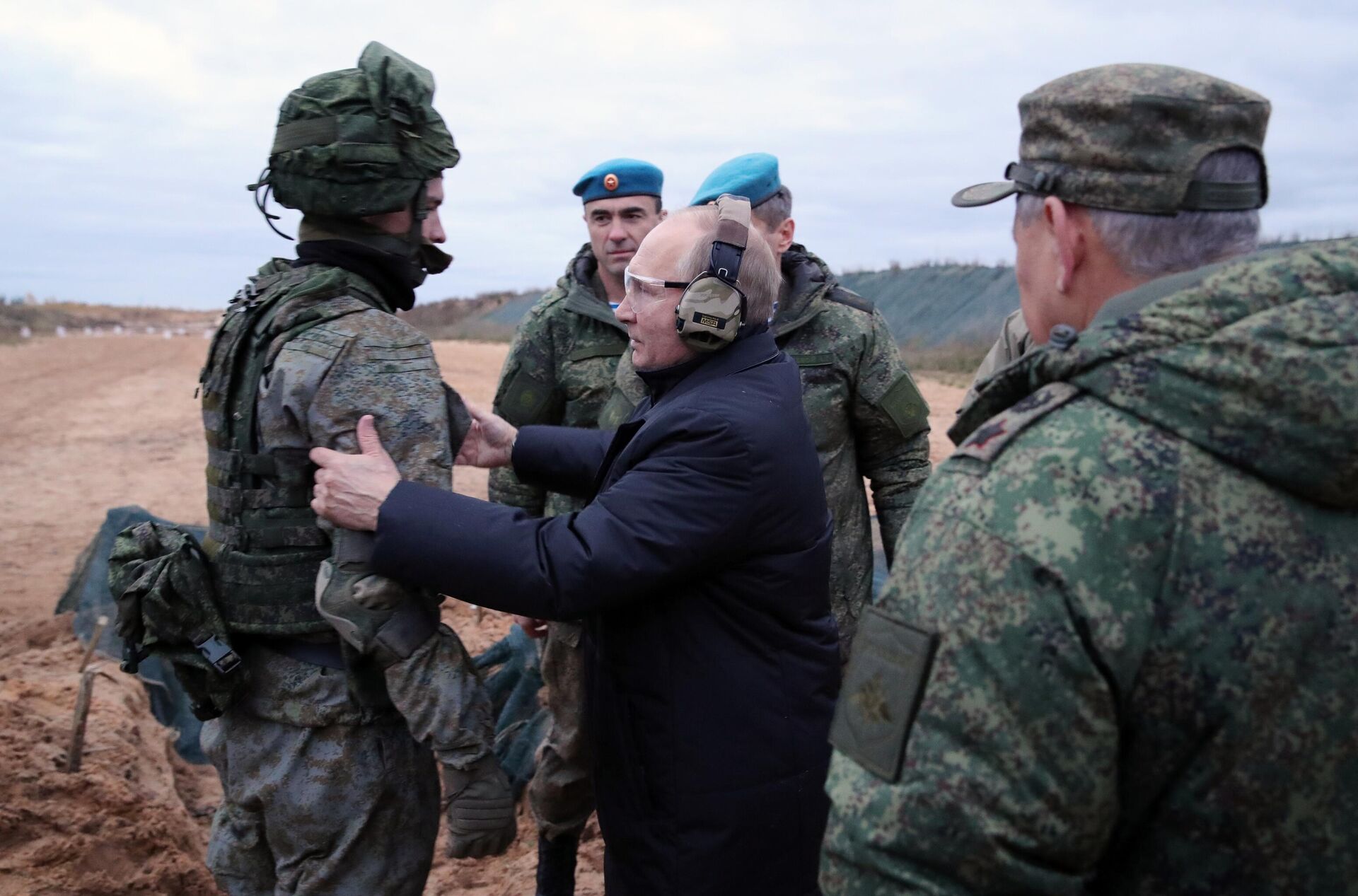 Supreme Commander-in-Chief, Russian President Vladimir Putin during a visit to a military training ground of the Western Military District in the Ryazan Region to inspect the progress of training of mobilized military personnel. Supreme Commander-in-Chief, Russian President Vladimir Putin during a visit to a military training ground of the Western Military District in the Ryazan Region to inspect the progress of training of mobilized military personnel. - Sputnik Africa, 1920, 07.05.2025