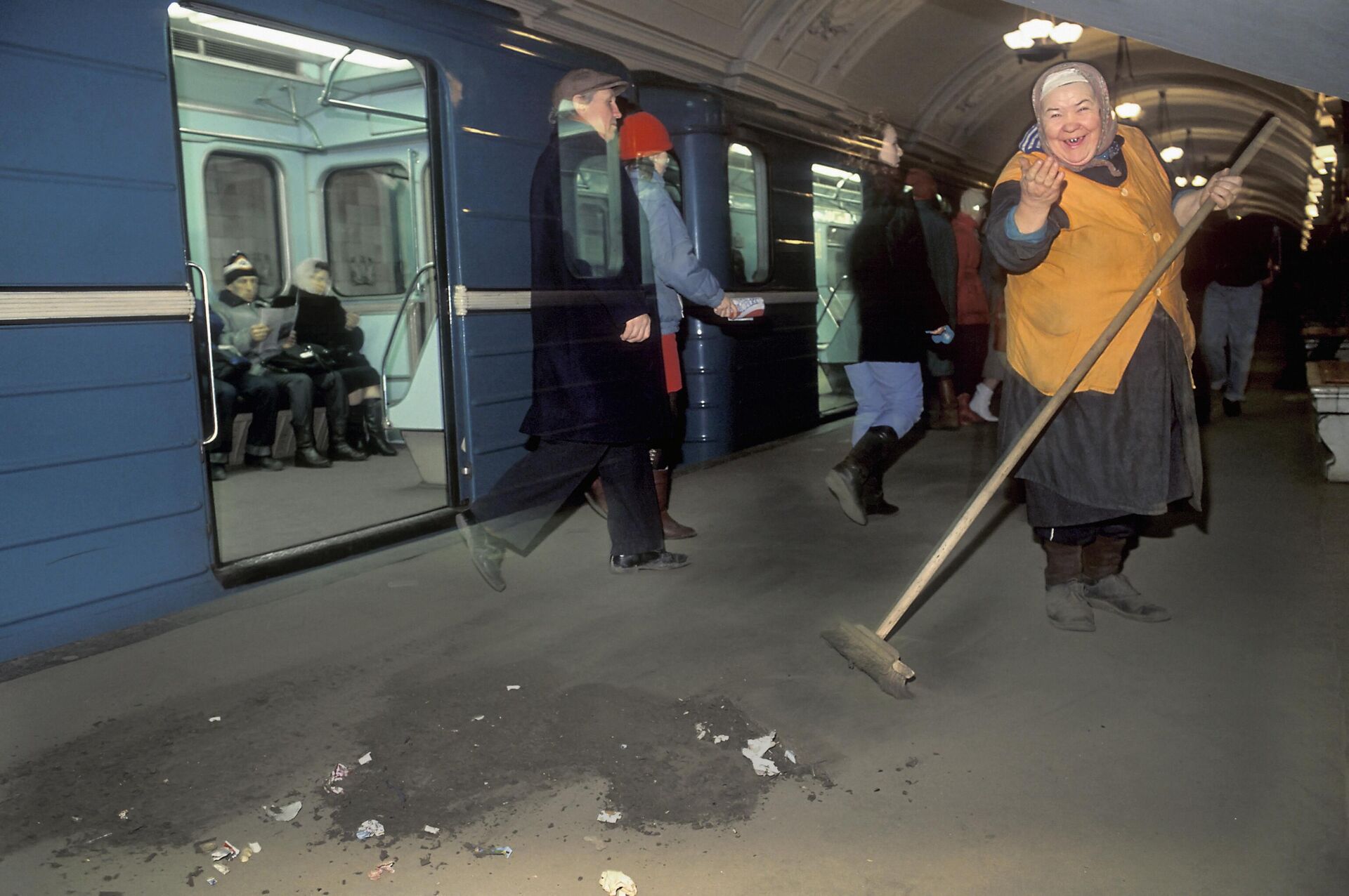 A worker of the Moscow Metro sweeps the platform of the Oktyabrskaya station. A worker of the Moscow Metro sweeps the platform of the Oktyabrskaya station. - Sputnik Africa, 1920, 07.05.2025
