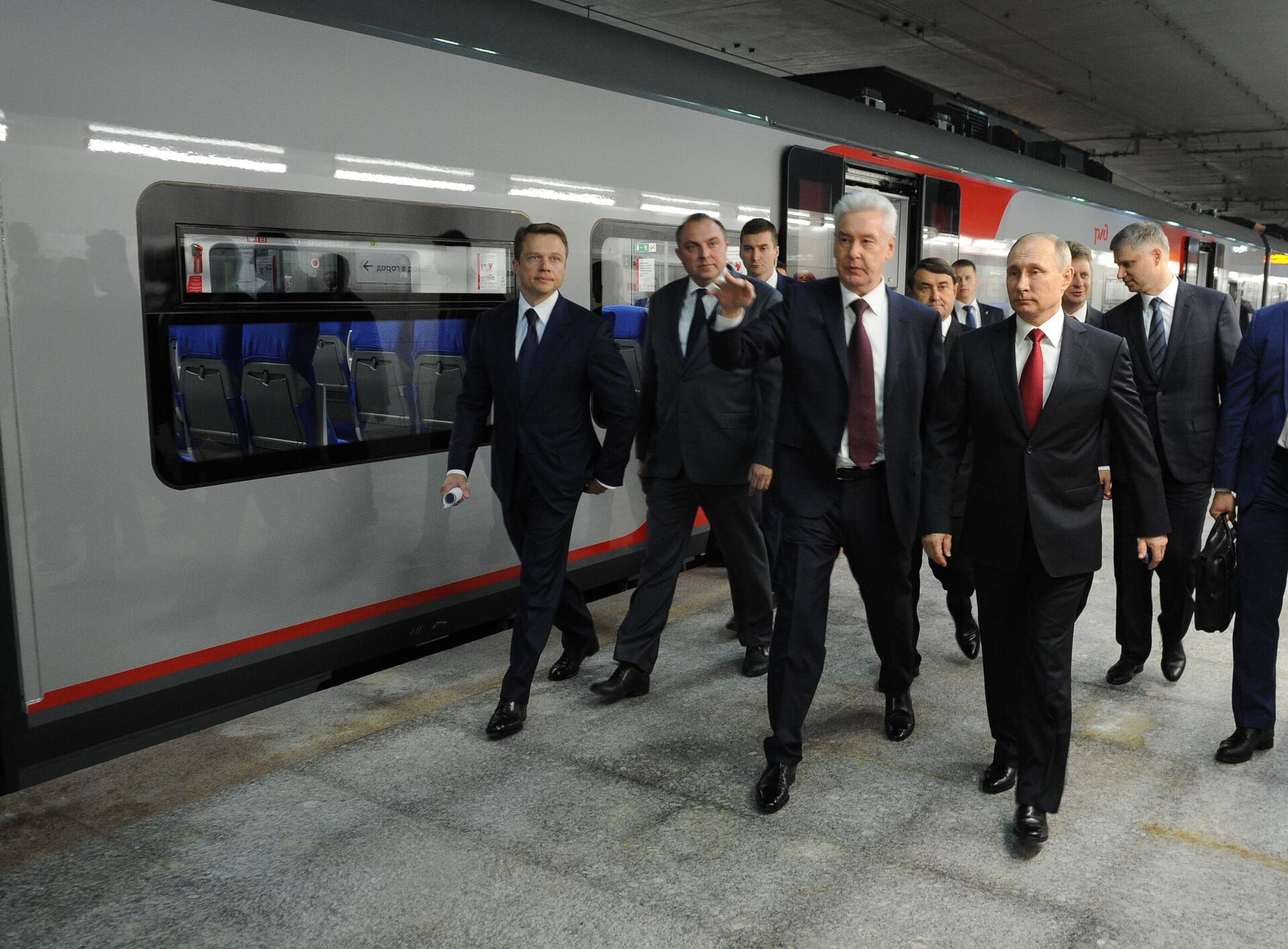 Russian President Vladimir Putin and Moscow Mayor Sergei Sobyanin (from right to left in the foreground) take part in the ceremony of commissioning the Moscow Central Circle (MCC) transport system on Moscow City Day. Russian President Vladimir Putin and Moscow Mayor Sergei Sobyanin (from right to left in the foreground) take part in the ceremony of commissioning the Moscow Central Circle (MCC) transport system on Moscow City Day. - Sputnik Africa, 1920, 07.05.2025