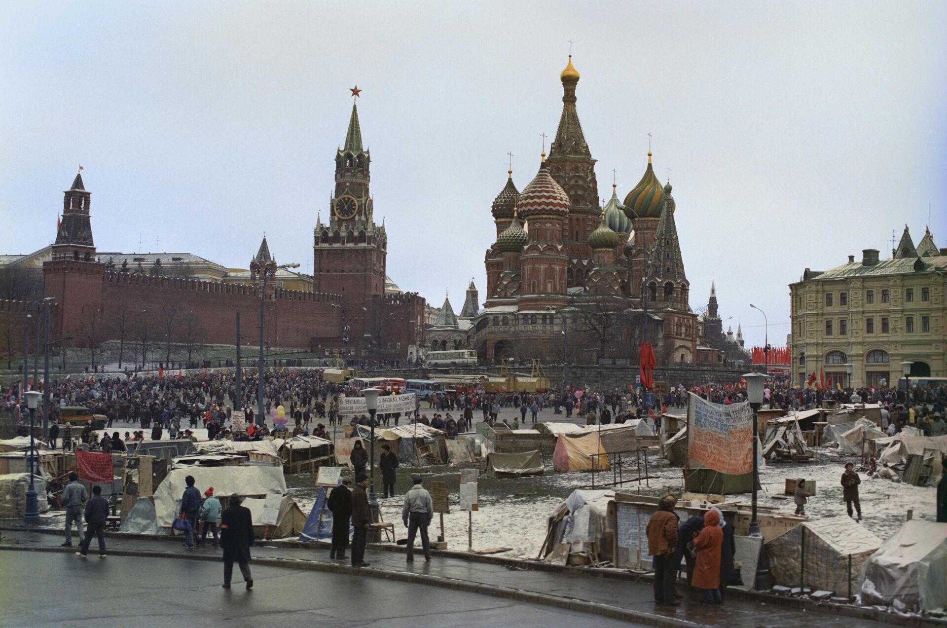 Tent city between Red Square and the Rossiya Hotel. People from different Russian cities came to the capital to ask for help and protection of their rights from deputies. November 7, 1990. Tent city between Red Square and the Rossiya Hotel. People from different Russian cities came to the capital to ask for help and protection of their rights from deputies. November 7, 1990. - Sputnik Africa, 1920, 07.05.2025